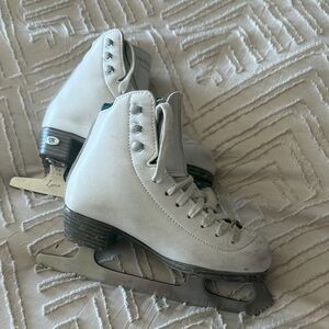 Riedell Emerald Figure skates size J13